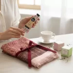 İyi Hisset Hediye Seti pembe şal ve bitki çayı kutusu