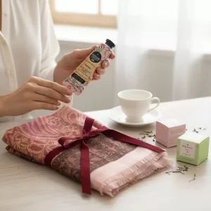 İyi Hisset Hediye Seti pembe şal ve bitki çayı kutusu