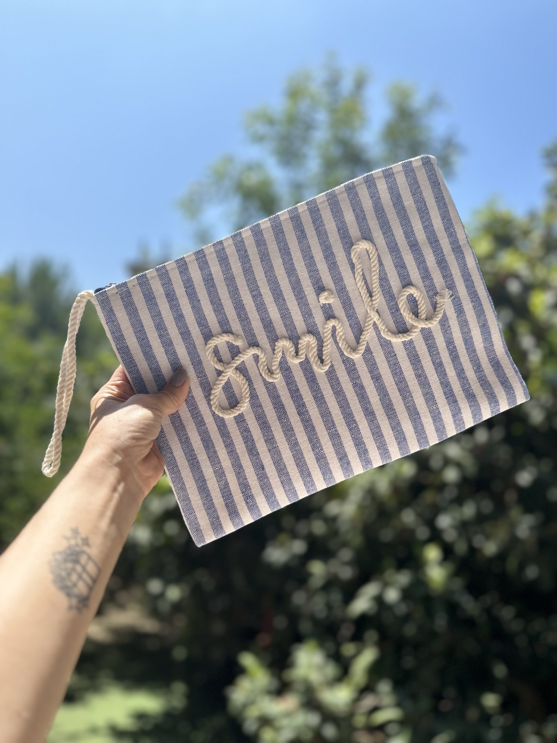 img_5032 Beyaz Mavi Çizgili Smile Clutch Çanta - Görsel 1